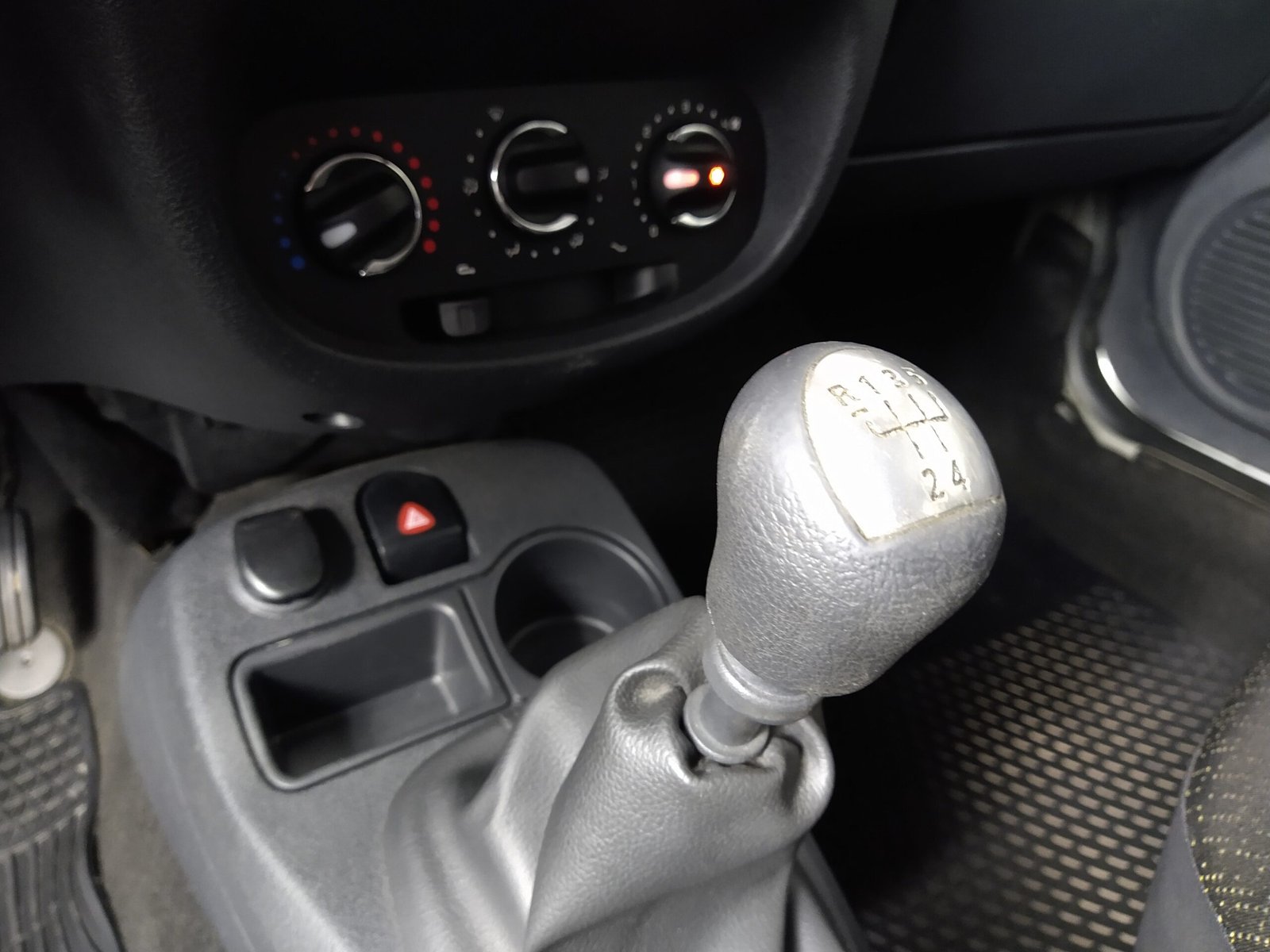 RENAULT CLIO EXPRESSION 1.0 16V MANUAL FLEX 4P. - Imagem 8